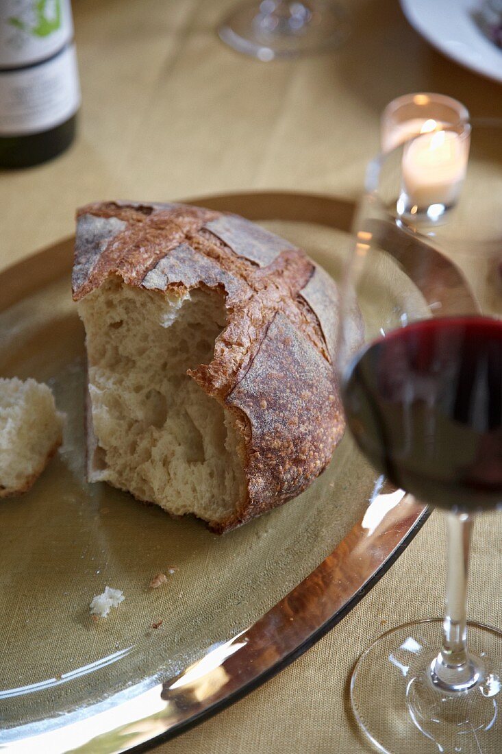 Brotstück und Rotwein