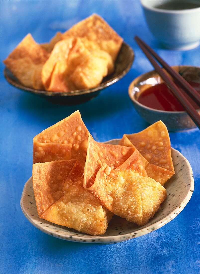 Frittierte Wan Tans mit Sauce (China)