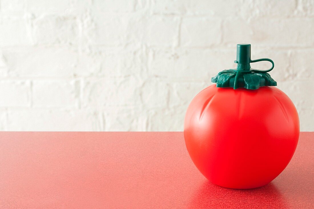 Eine Ketchupflasche in Tomatenform