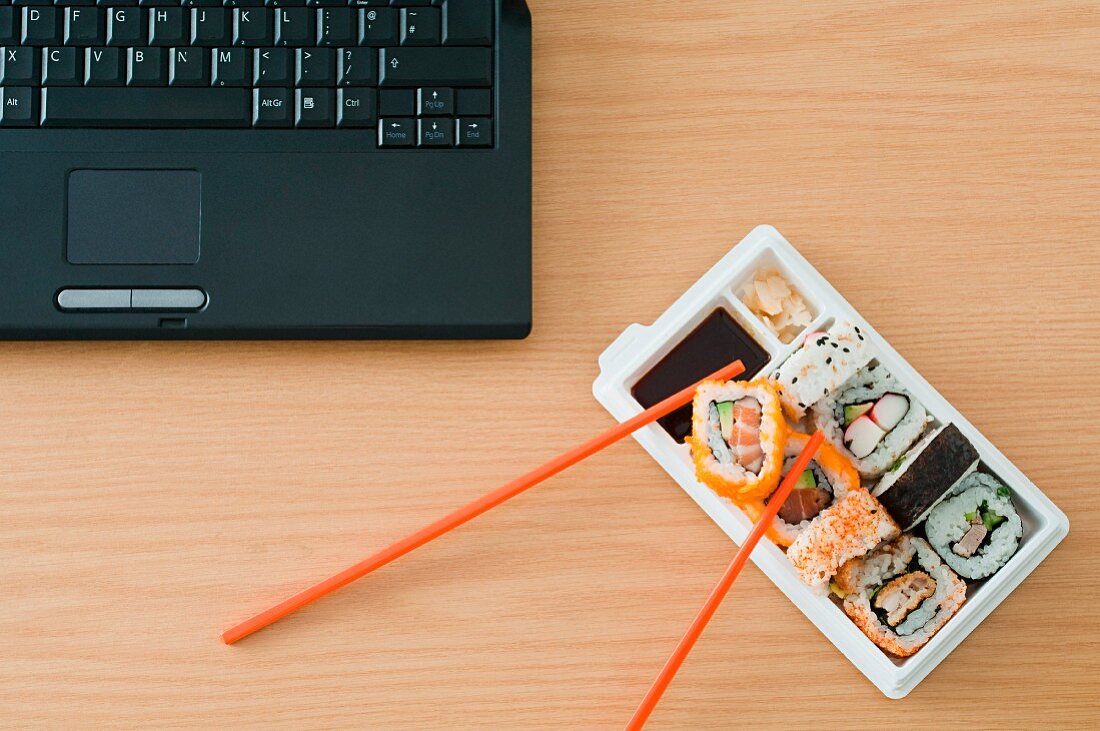 Sushi und Laptop