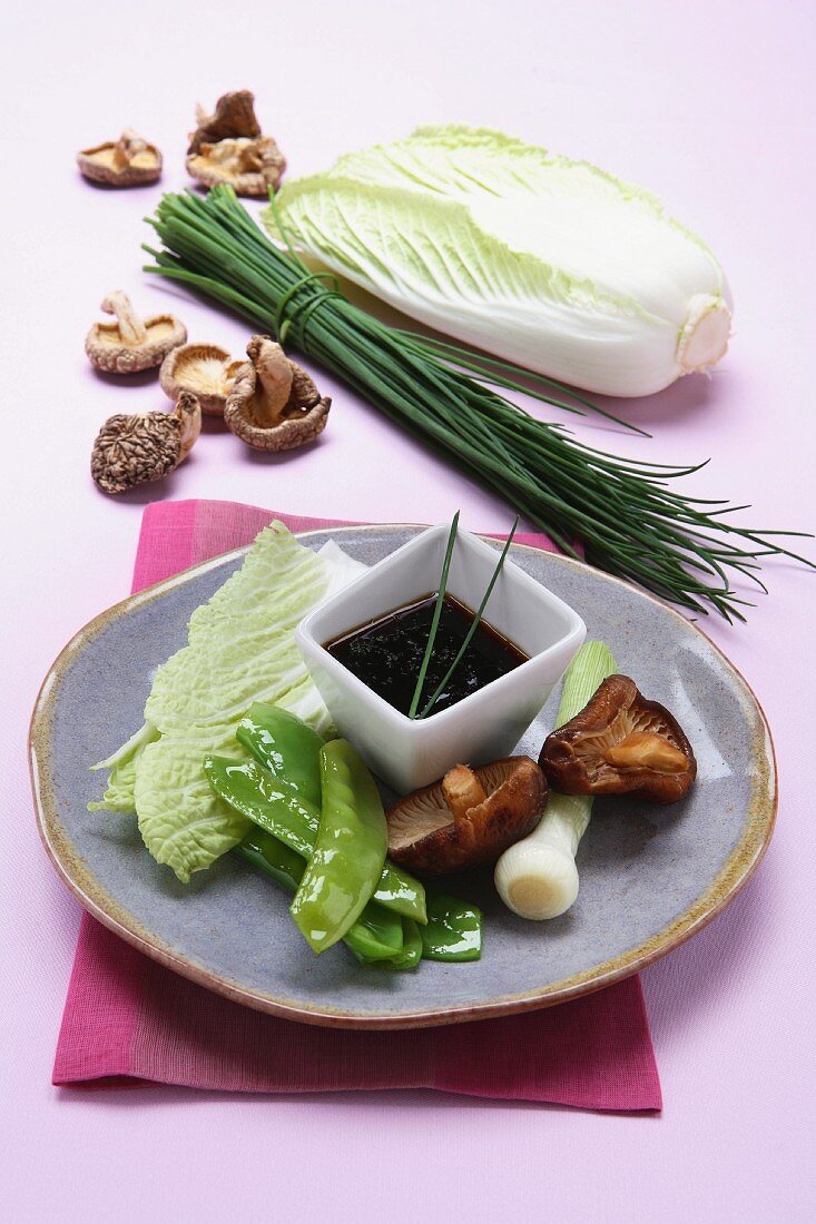 Gemüse (Zuckerschoten, Shiitake, Frühlingszwiebel und Chinakohl) mit Sojasauce