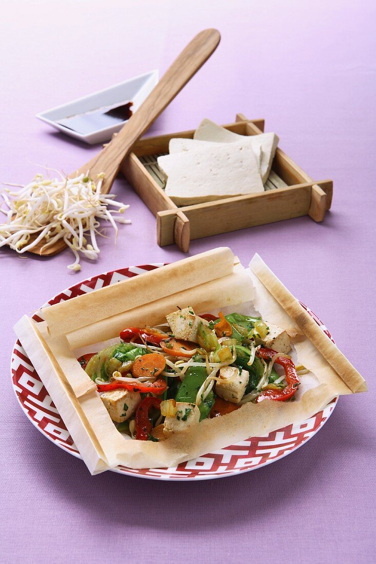 Oriental vegetables with tofu and ginger in baking paper