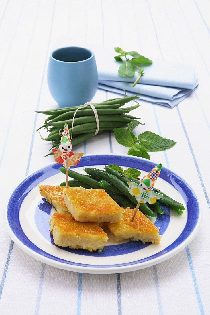 Rombi di farinata (spicy cake made of chickpea flour, Italy) with green beans