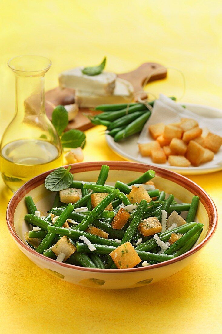 Green beans with croutons and goat's cheese