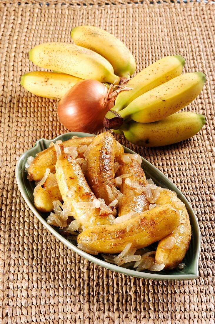 Gebackene Bananen mit Zwiebeln