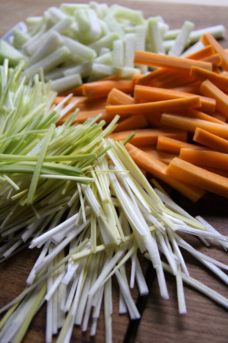 Streifen von verschiedenem Gemüse (Lauch, Karotten, Kohlrabi)