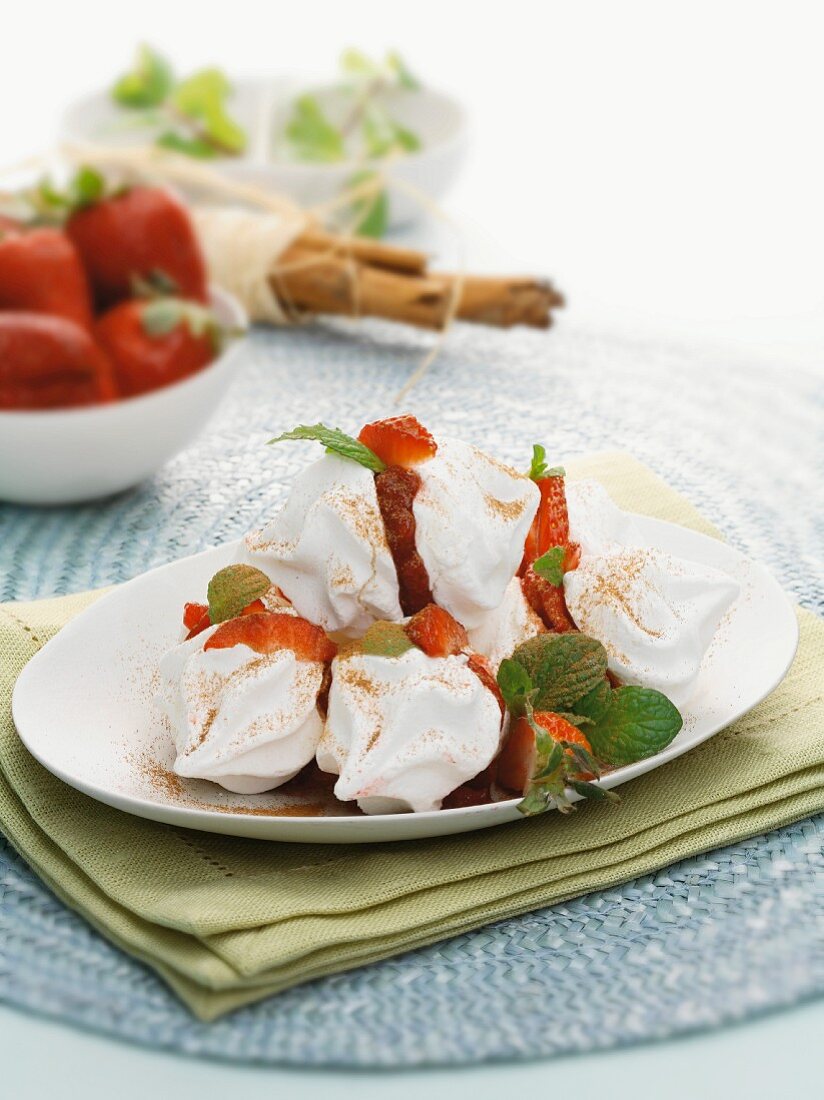 Meringues filled with strawberries