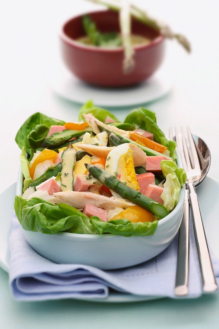 Asp salad with egg, ham and a mustard dressing