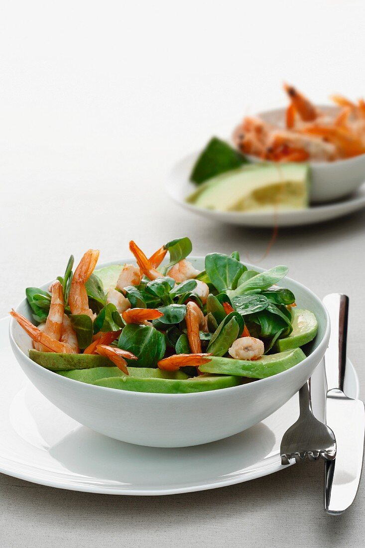 Avocado salad with prawns