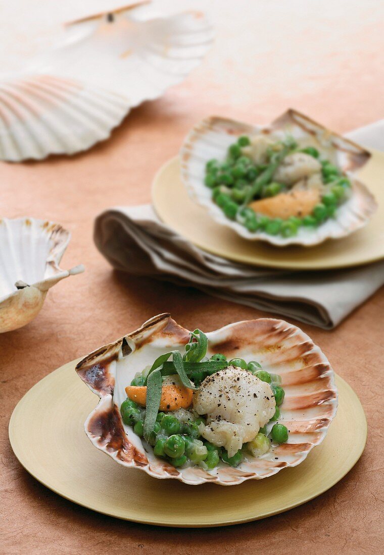 Scallops with peas