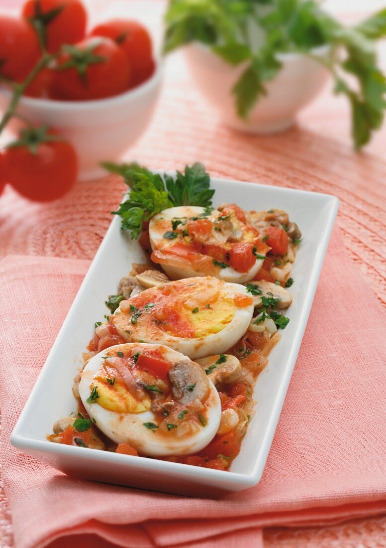 Gekochte Eier mit Pilz-Tomaten-Sauce