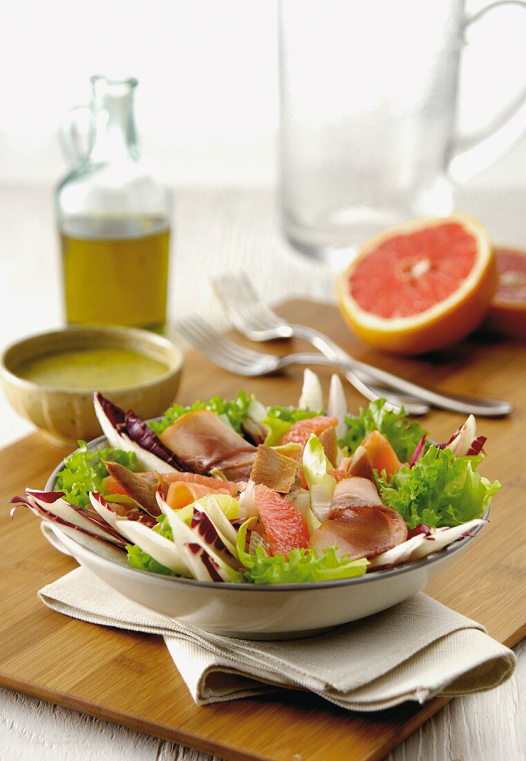 Mixed leaf salad with grapefruit and smoked fish