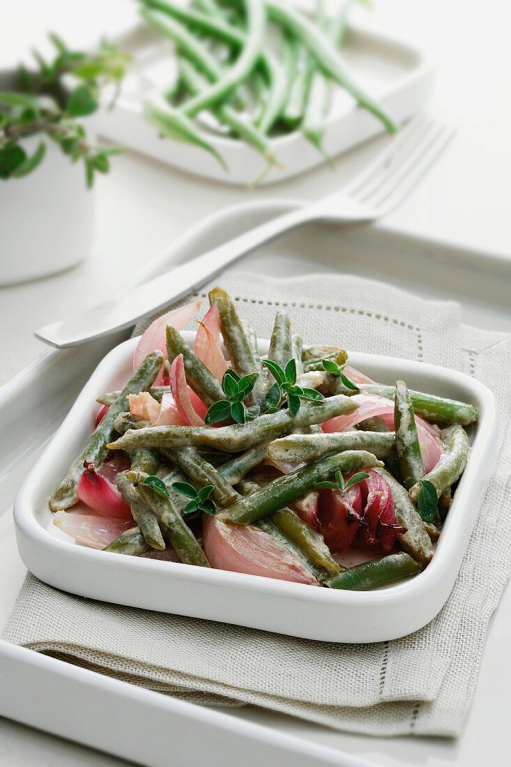Green beans and onions with vinegar and herbs