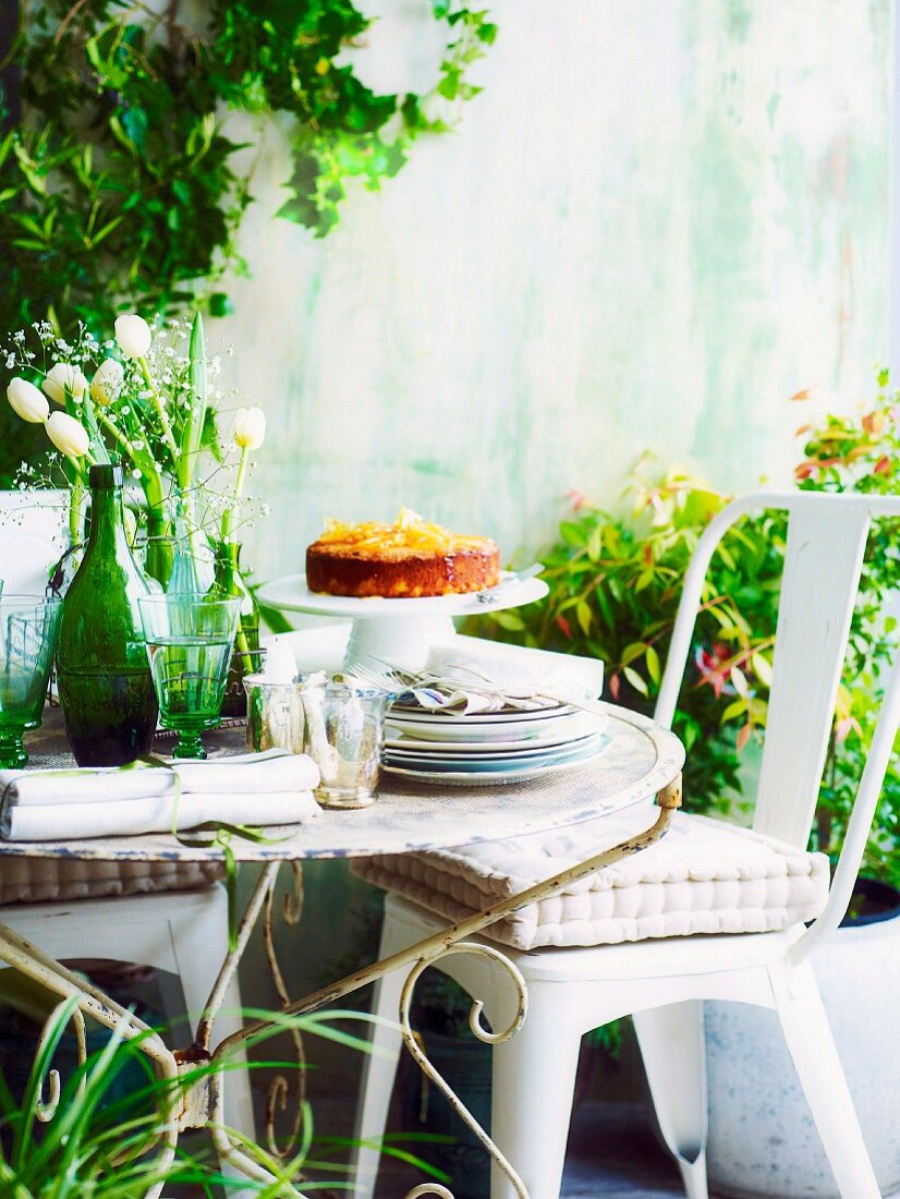 Gedeckter Tisch im Garten mit Zitronen-Polenta-Kuchen