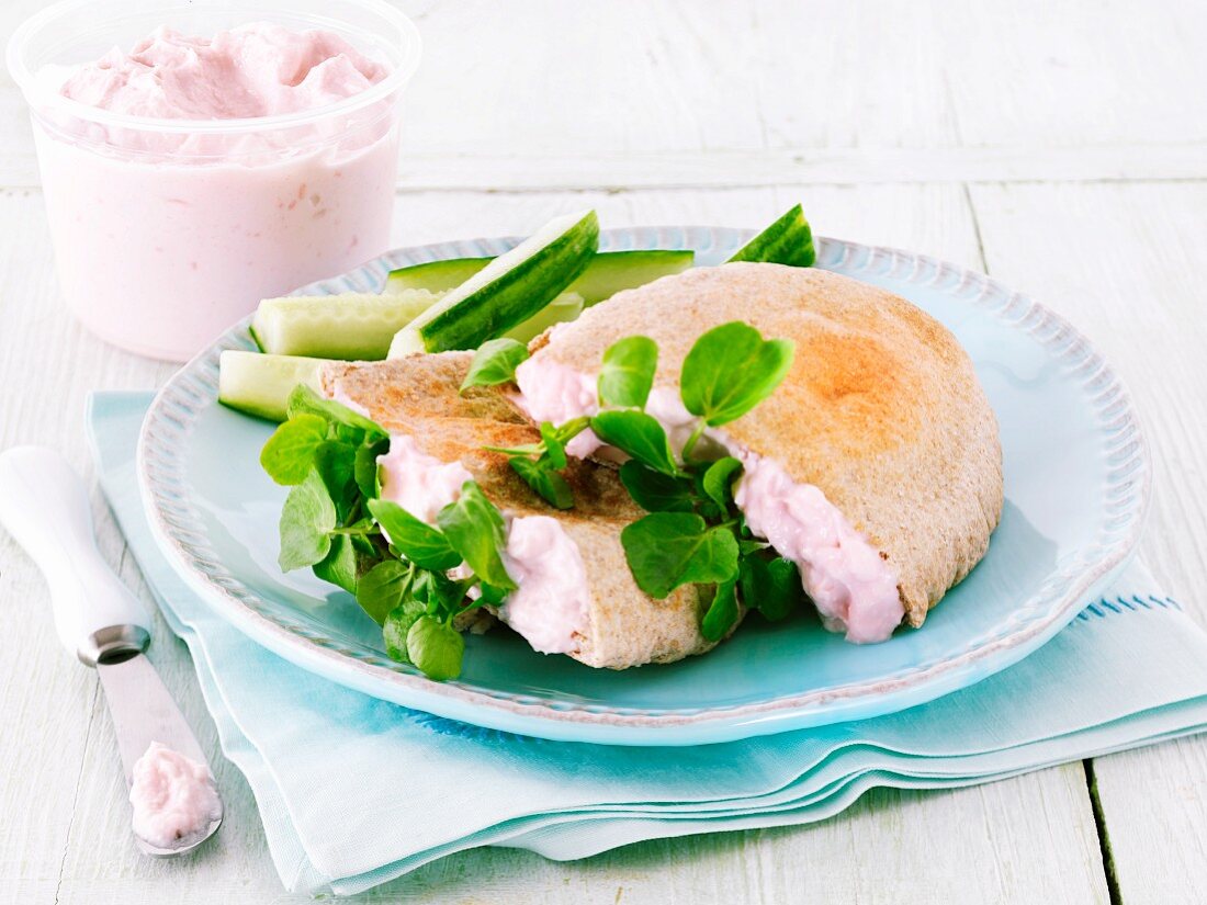 Pitabrot mit Taramasalata und Gurken