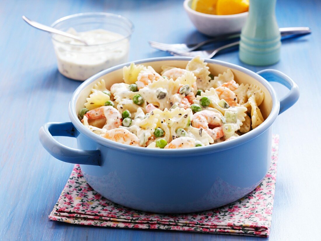 Farfalle with prawns and peas