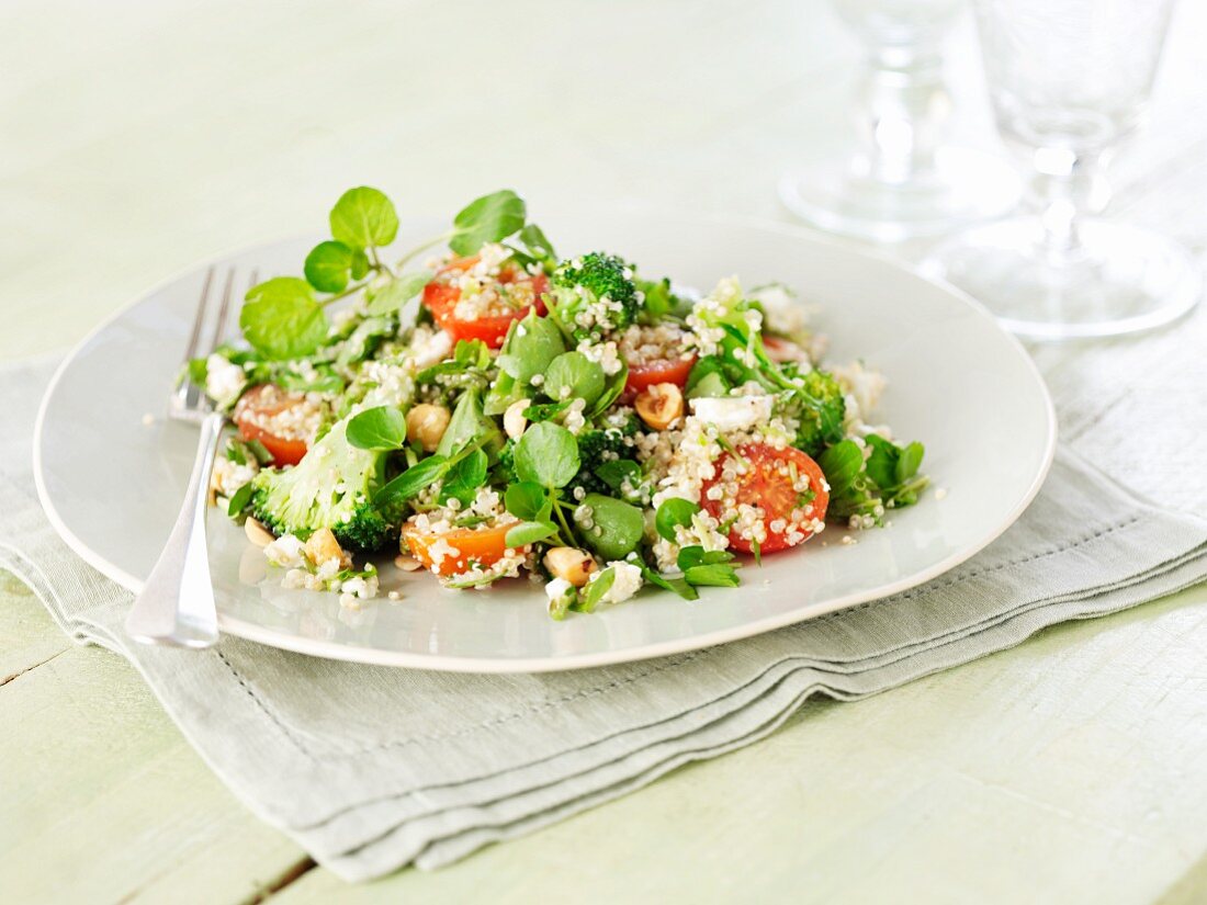 Quinoa salad with tomatoes and bittercress