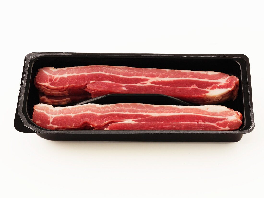 Rohe Baconscheiben in der Verpackung