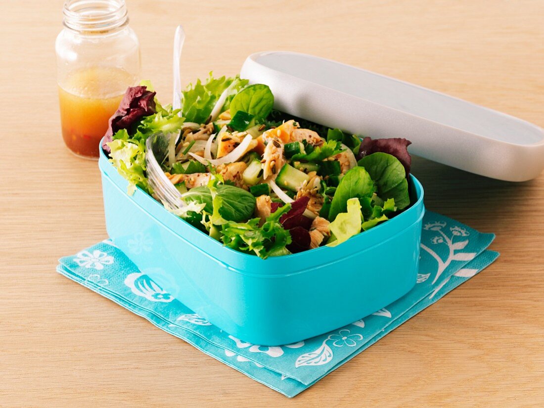 Blattsalat mit Lachs in Lunchbox