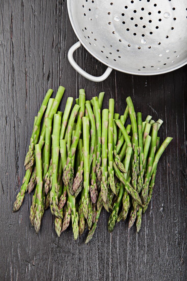 Green asparagus and a colander