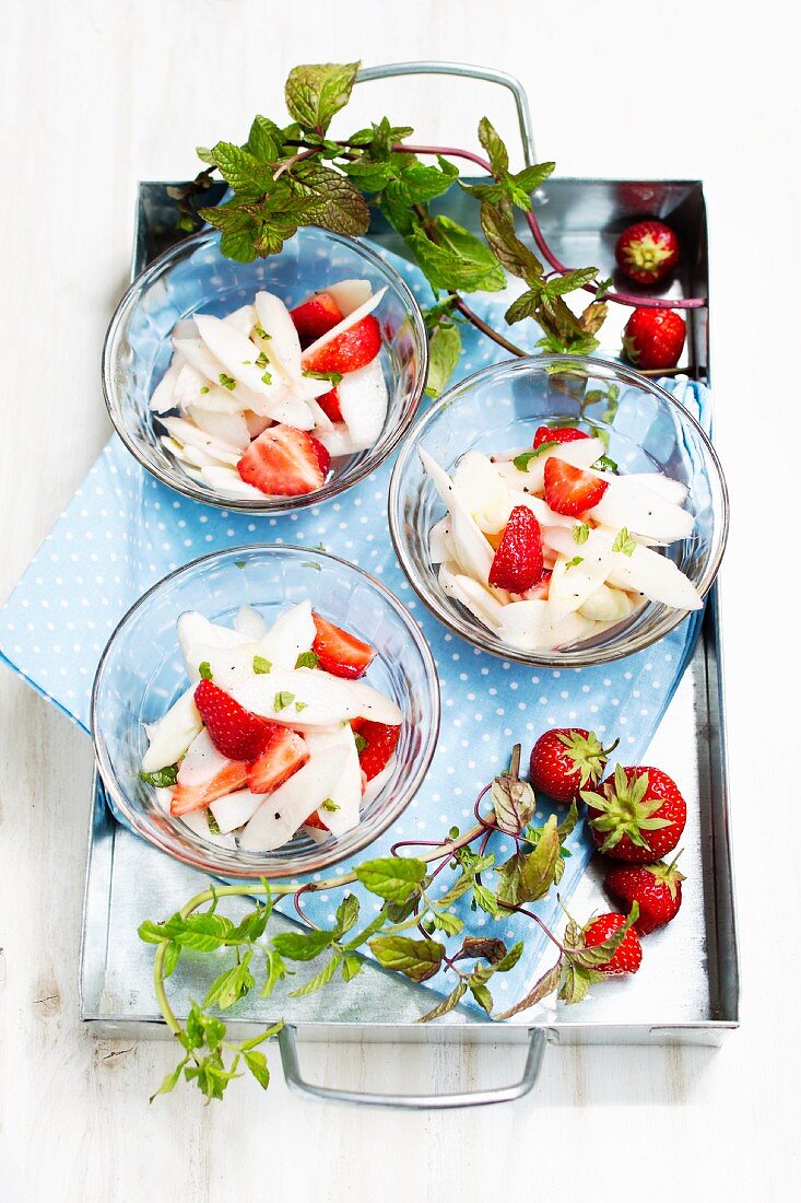 Spargel-Erdbeer-Salat in Glasschälchen auf Tablett