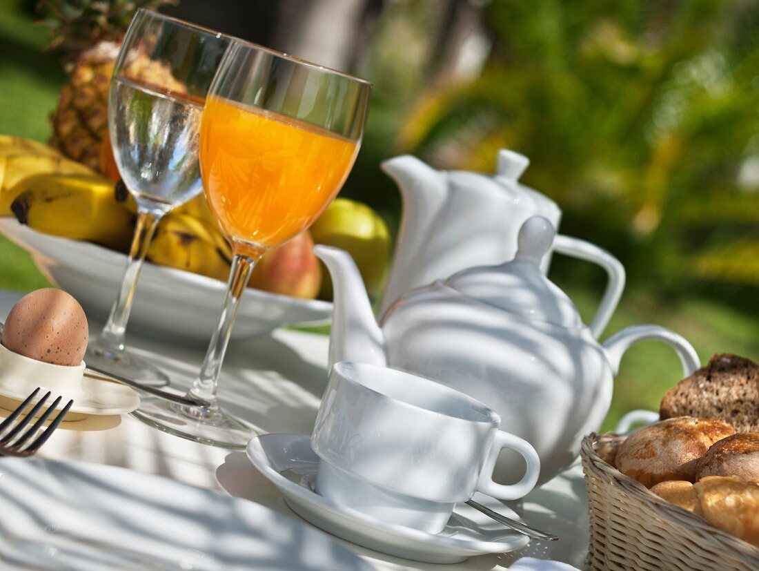 Frühstück auf Gartentisch