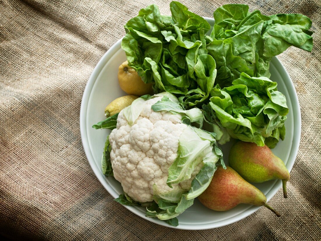 Blumenkohl, Birnen und Salat in einer Schüssel