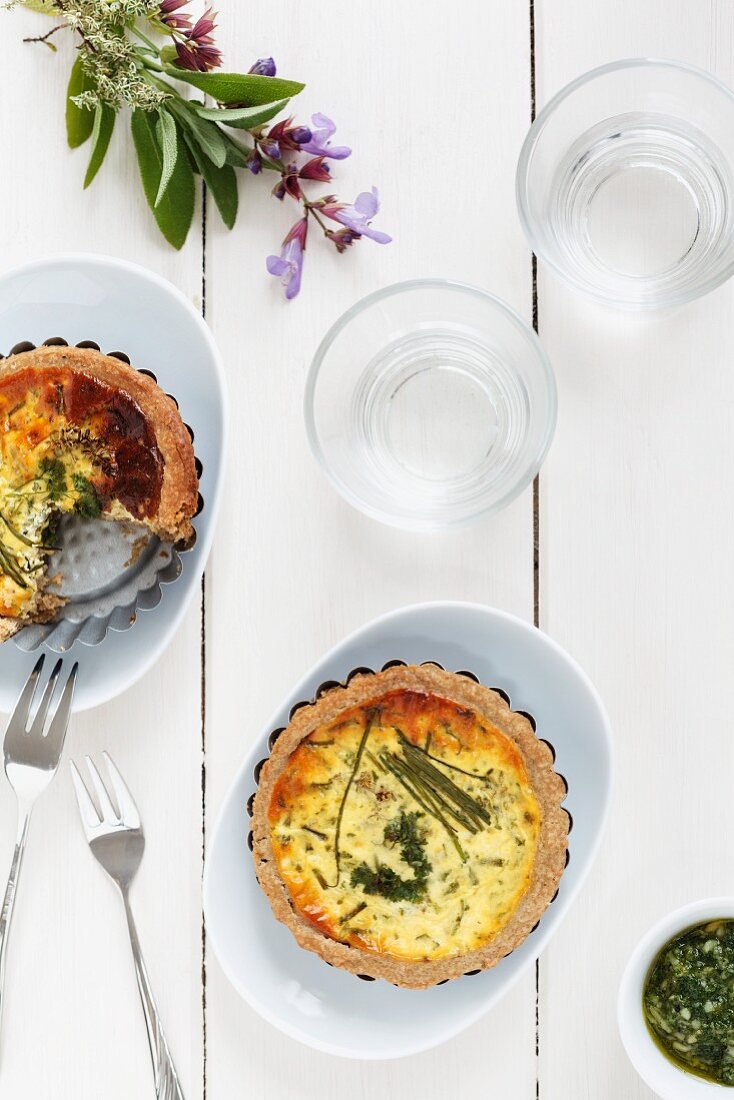 Miniquiche mit Kräutern