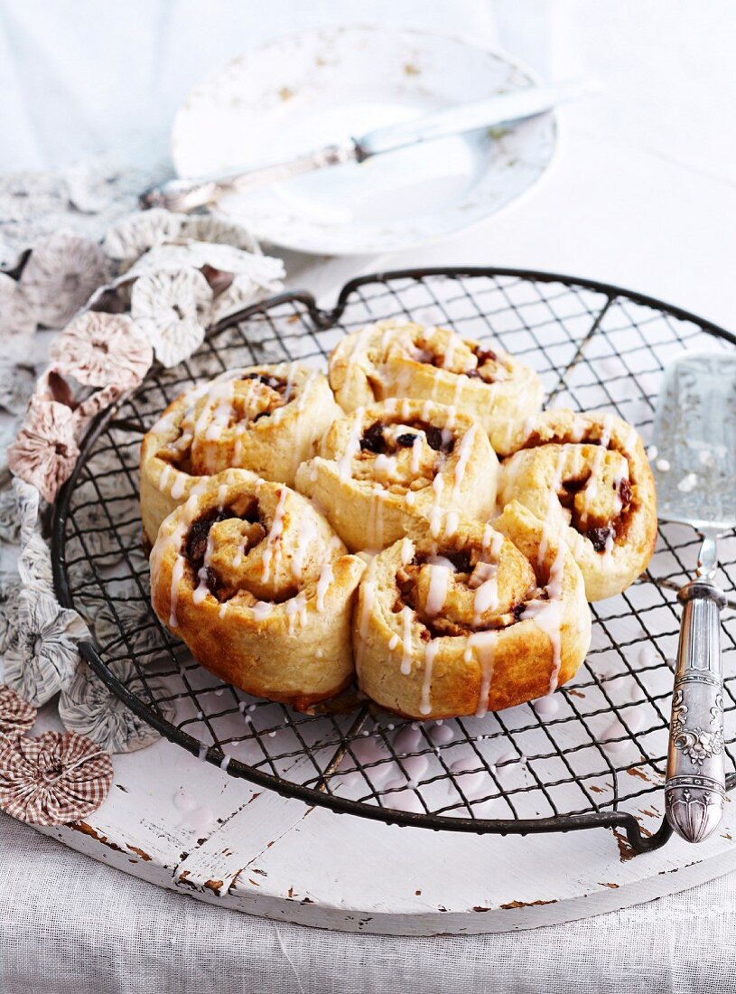 Apfel Chelsea Buns (Rosinen-Hefeschnecke, England)