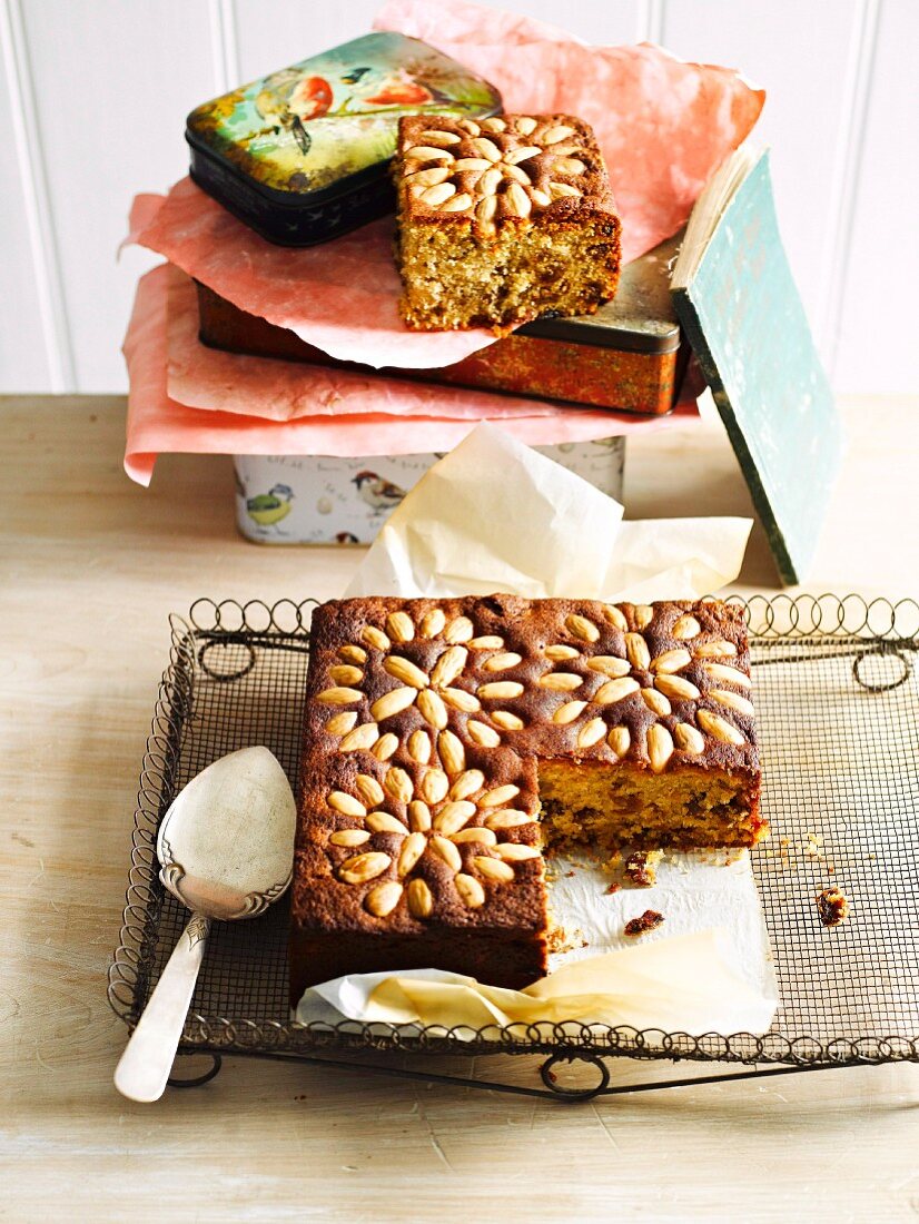 Fruit cake with Earl Grey and almonds