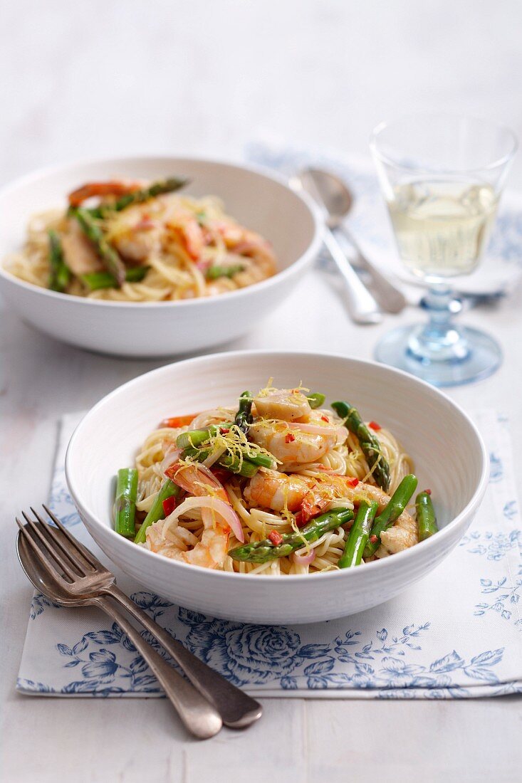 Spaghetti with prawns and green asparagus