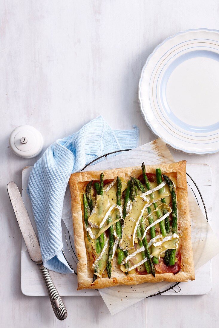A square asparagus tart with Brie and ham