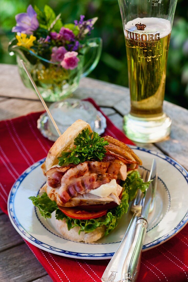 Chicken sandwich with bacon and tomato (Sweden)