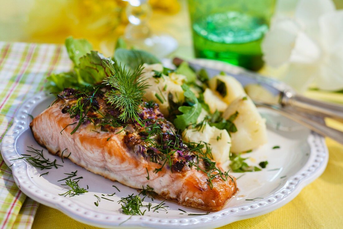 Lachs mit Petersilienkartoffeln zu Ostern (Schweden)