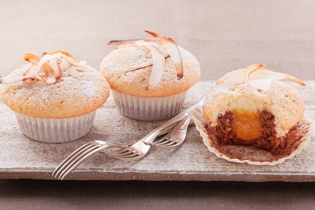 Muffins mit Aprikosenfüllung und Kokoschips