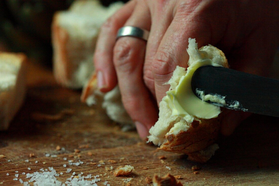 Butter auf Brot streichen