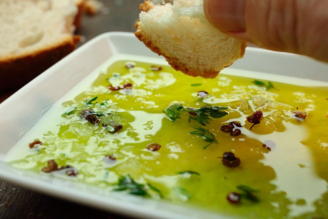 Weißbrot in Olivenöl mit Salz tunken