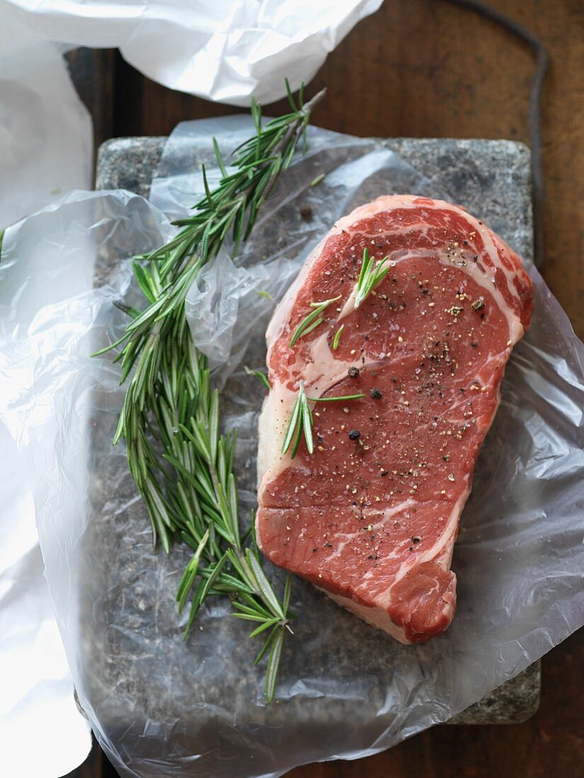 Rohes Steak mit Salz, Pfeffer und Rosmarin