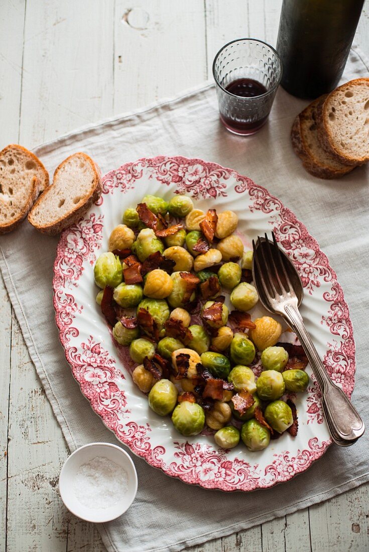 Rosenkohl mit Speck und Brot