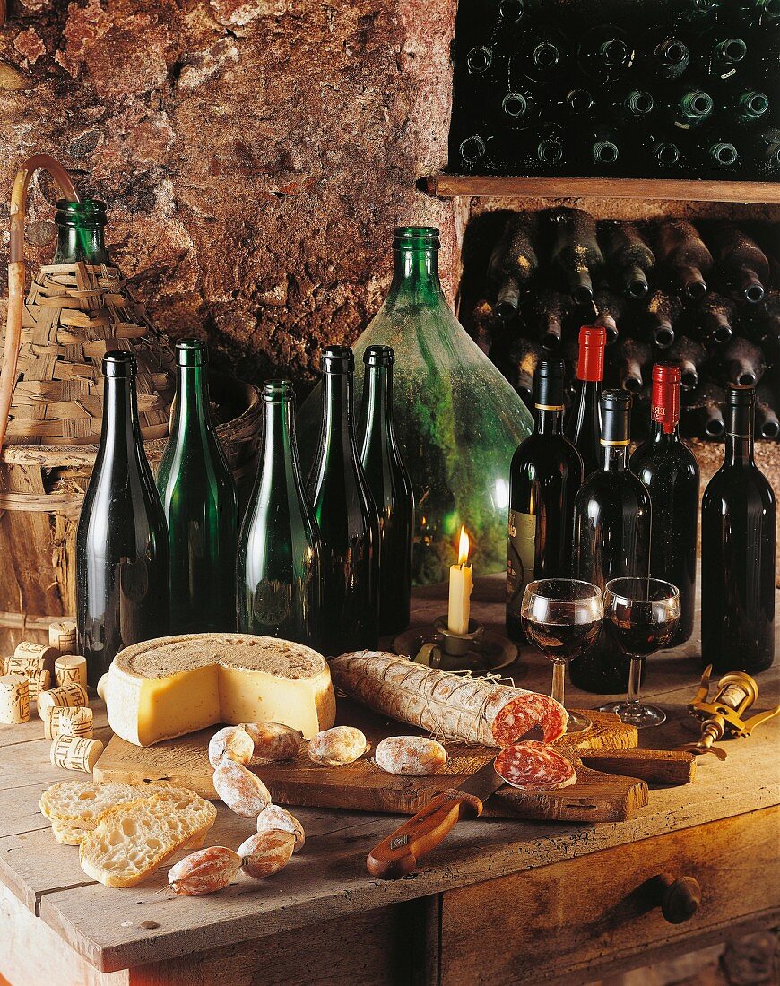 Salami, Käse und Brot im Weinkeller (Italien)