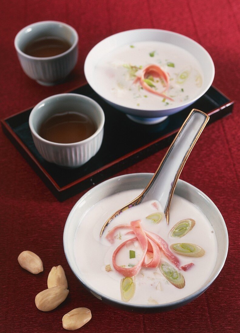 Almond soup with smoked ham and leek (Asia)