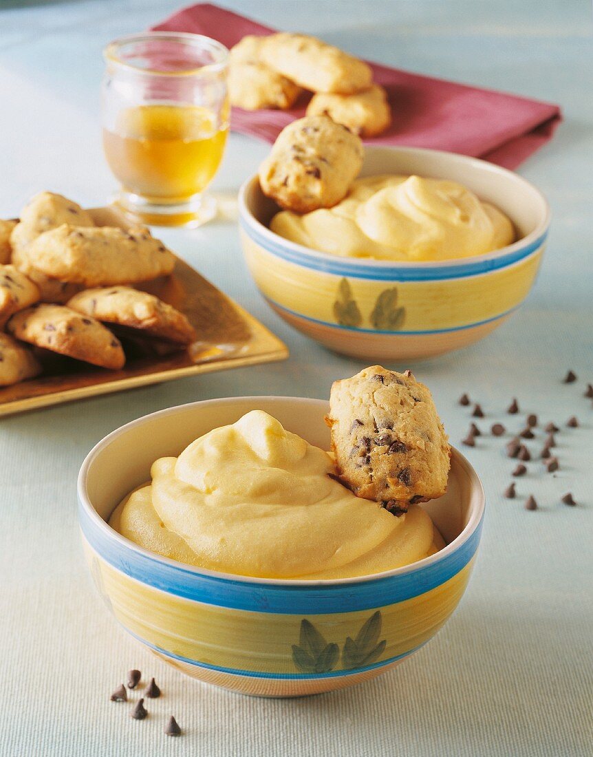 Honey mousse with biscuits
