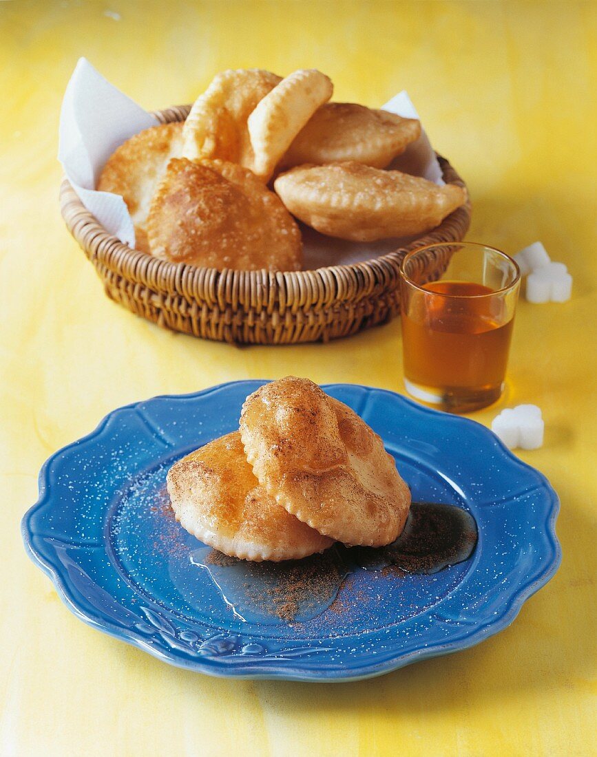 Frittiertes Gebäck mit Honig (Italien)