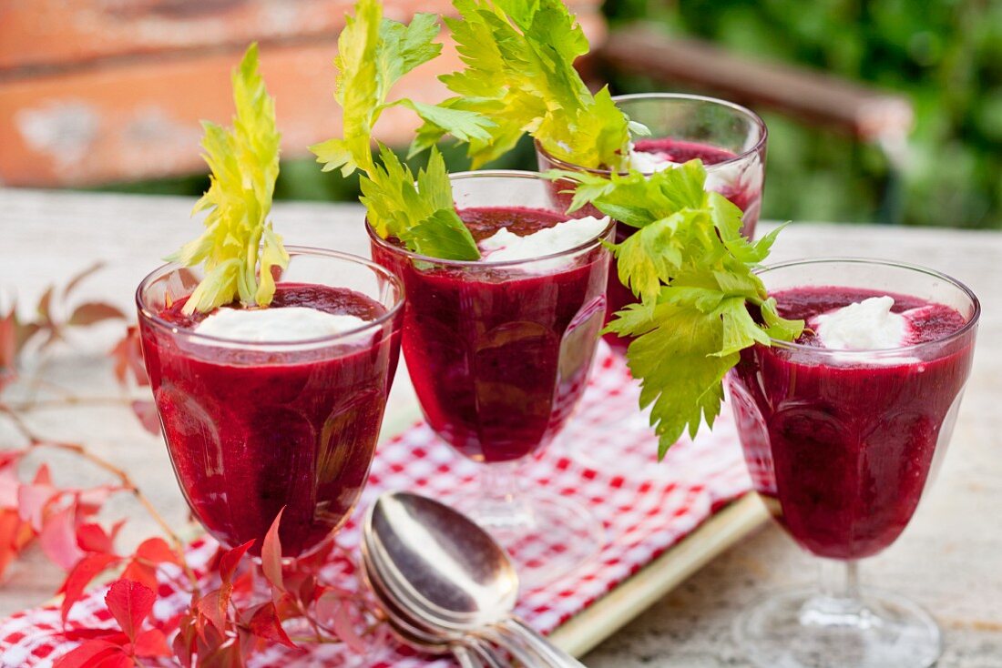 Rote-Bete-Suppe mit Staudensellerie