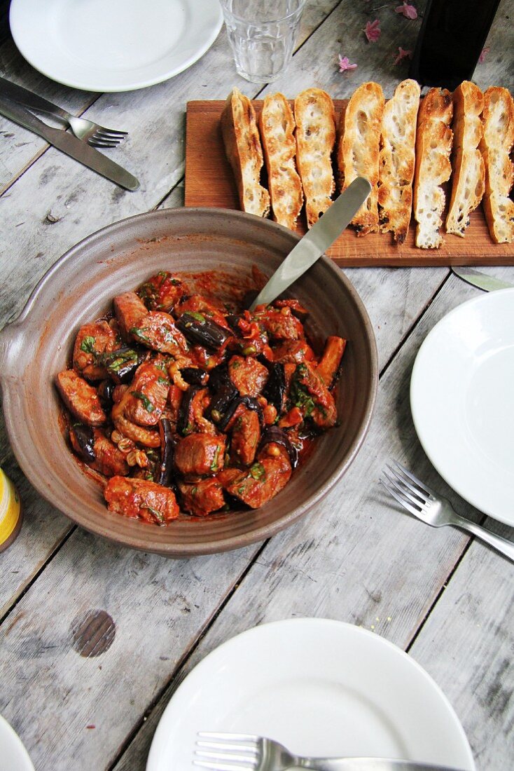 Lamm mit Auberginen, Tomaten, Kräutern und Brot