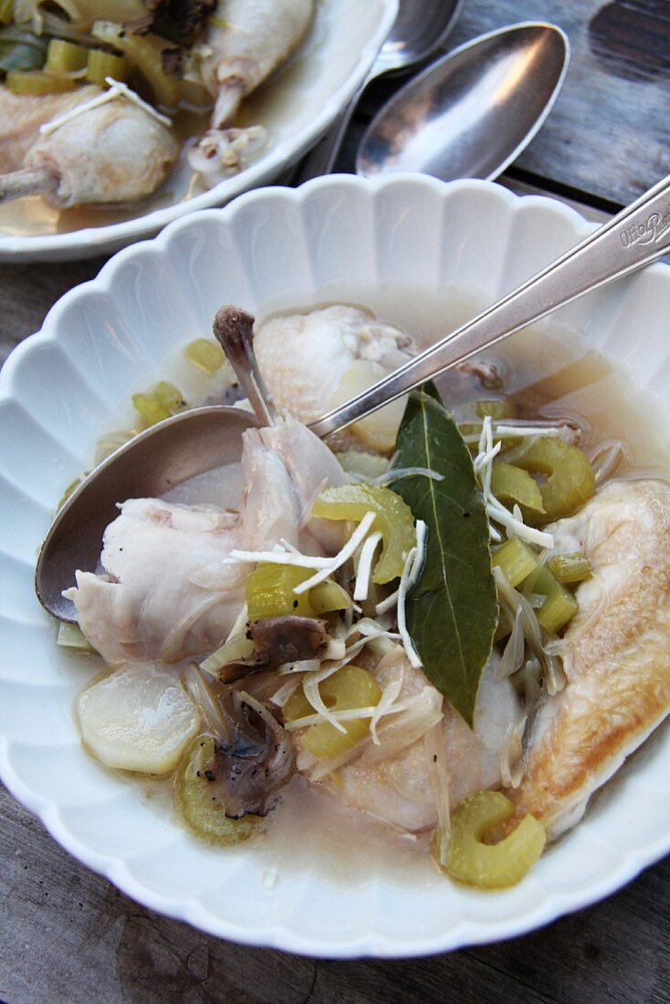 Cook spring chicken with stock, vegetables and truffles