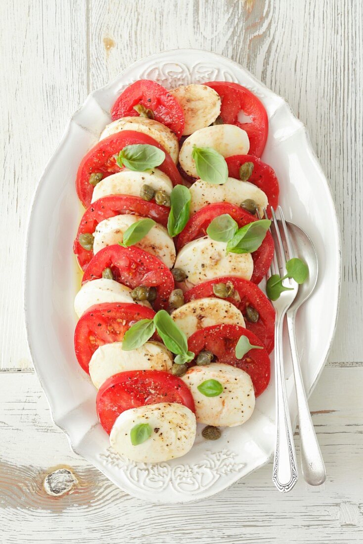 Tomaten mit Mozzarella und Basilikum