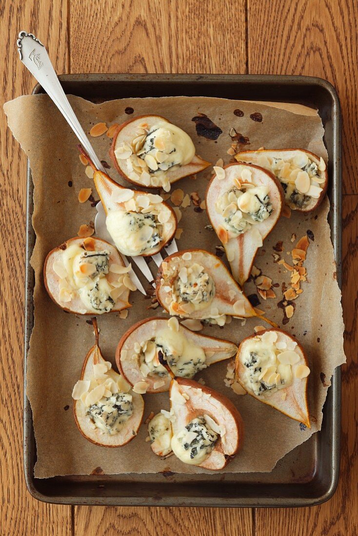 Baked pears with blue cheese and slivered almonds