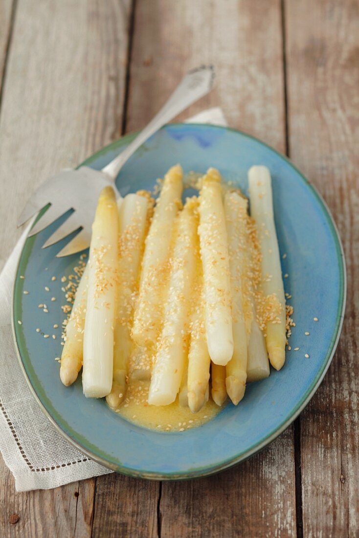 White asparagus with sesame seeds and lemon and horseradish sauce