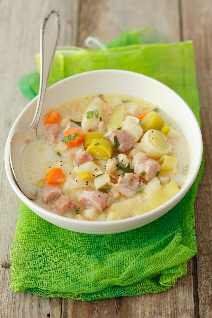 Suppe mit Weisswurst, Lauch und Kartoffelnudeln